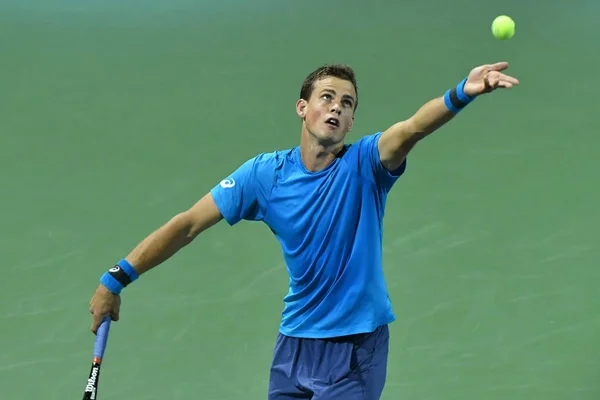 カナダの Vasek Pospisil 2016年上海マスターズ テニス大会 上海で 2016 日の間にクロアチア イヴォ Karlovic — ストック写真