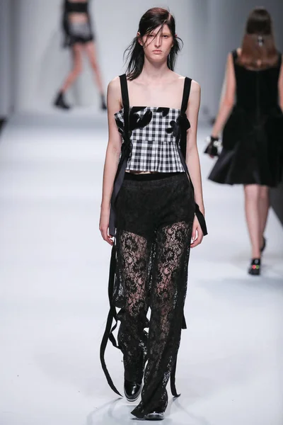 Model Zobrazuje Nové Stvoření Módní Přehlídka Awaylee Během Šanghajské Fashion — Stock fotografie