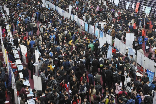 Chinese Graduates Students Crowd Booths Recruiters Job Fair University Harbin — Stock Photo, Image