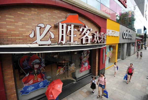 Пешеходы Проходят Мимо Ресторана Pizza Hut Yum Brands Городе Шэньчжэнь — стоковое фото