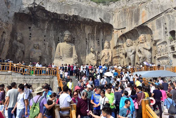 Les Touristes Foulent Les Grottes Longmen Grottes Dragon Gate Grottes — Photo