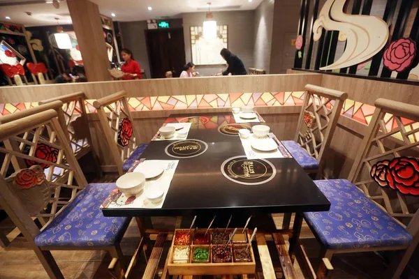 Näkymä Pöytiin Tuoleihin Hello Kitty Hot Pot Ravintolassa Shanghaissa Kiinassa — kuvapankkivalokuva