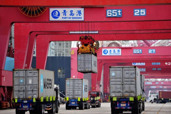 Crane Vehicle Lifts Containers Shipped Abroad Trucks Quay Port Qingdao — Stock Photo, Image