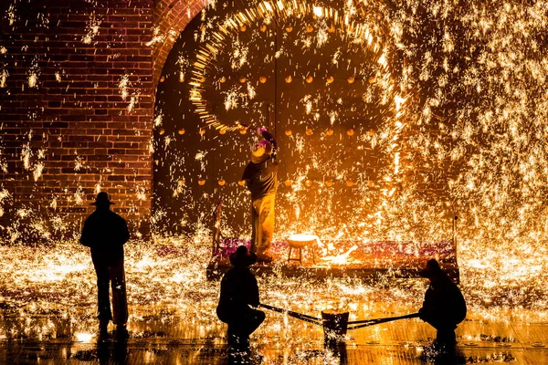 2016年8月13日 在中国北方河北省张家口市渭县努安家镇 一名表演者将铁水喷向水泥墙 制造火花 — 图库照片