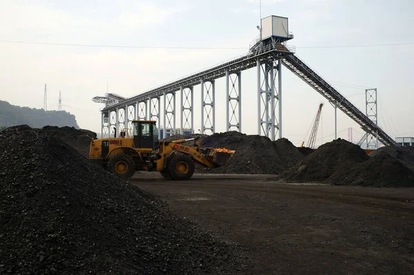 Wheel Loader Passes Piles Coal Coalyard Yichang City Central China — Stock Photo, Image