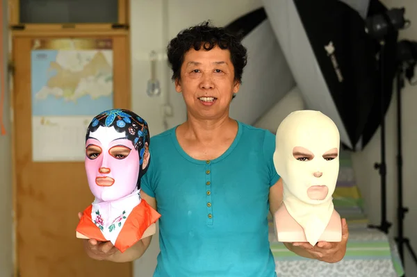 Chinese Facekini Designer Zhang Shifan Shows Facekini Masks Qingdao City — Stock Photo, Image
