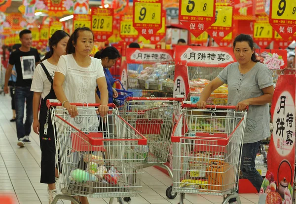 Chińscy Klienci Zakupy Supermarkecie Fuyang Miasta Wschodniej Chińskiej Prowincji Anhui — Zdjęcie stockowe