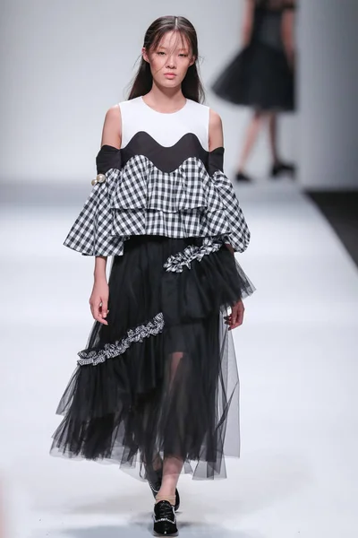 Modell Visar Skapelse Modevisning Awaylee Den Shanghai Fashion Week Vår — Stockfoto