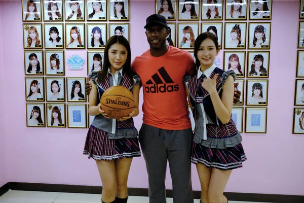 Chauncey Billups Estrella Jubilada Nba Posa Con Dai Meng Izquierda — Foto de Stock