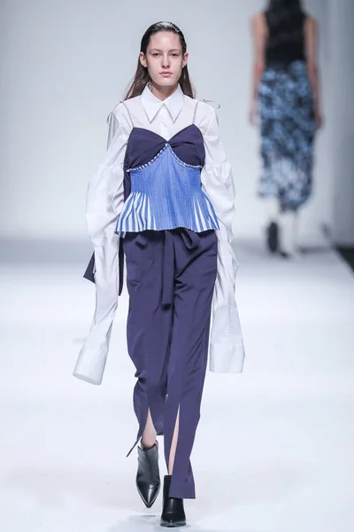 Modelos Exibem Novas Criações Desfile Moda Chaber Durante Shanghai Fashion — Fotografia de Stock