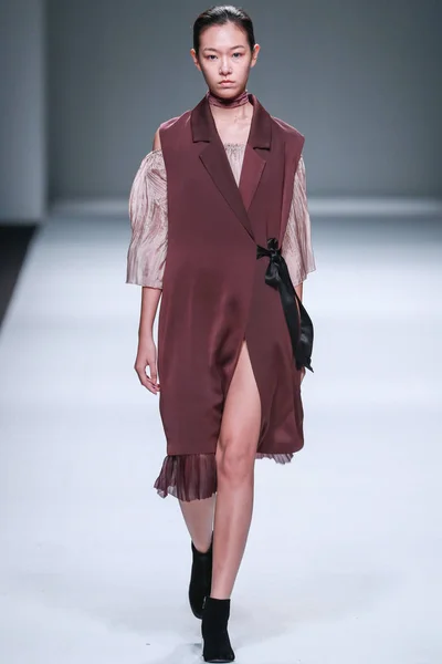 Modell Visar Skapelse Modevisning Zhou Den Shanghai Fashion Week Vår — Stockfoto