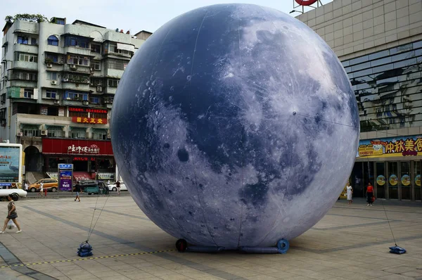 Uma Esfera Gigante Que Simula Lua Está Exibição Para Celebrar — Fotografia de Stock