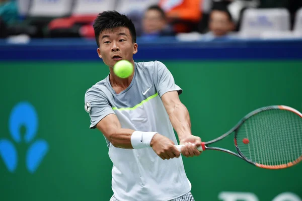 中国の呉ディは フランスのジル シモンにショットを返しますその男子シングルス第二ラウンドの試合で 2016年上海マスターズ テニス大会で 上海で 2016 — ストック写真