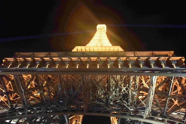 Copia Tamaño Medio Torre Eiffel Ilumina Tianducheng Una Pequeña Comunidad — Foto de Stock