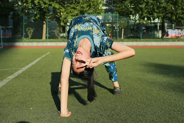Молодой Китайский Студент Пекинского Института Модных Технологий Практикует Танцевальные Навыки — стоковое фото