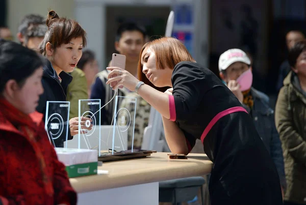 Showgirl Chinês Demonstra Smartphone Oppo Para Visitante Durante Uma Campanha — Fotografia de Stock