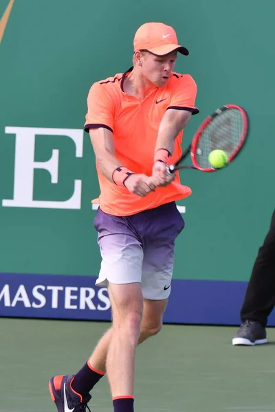 イギリスのカイル エドマンドに戻りますショット フェデリコ Delbonis アルゼンチンの男子シングルスの初戦で 2016年上海マスターズ テニス大会で 上海で 2016 — ストック写真