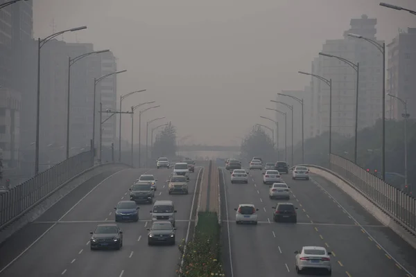 Autók Utazás Egy Közúti Nehéz Szmog Során Nemzeti Ünnep Peking — Stock Fotó