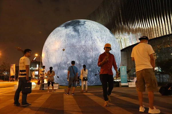 Visitantes Olham Para Uma Esfera Gigante Simulando Lua Para Celebrar — Fotografia de Stock