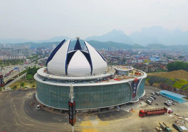 Aerial view of the world's largest transparent-domed bar under construction in Zhangjiajie city, central China's Hunan province, 5 September 2016 — Stock Image Aerial View World Largest Transparent Domed Bar Construction Zhangjiajie City Stock Image