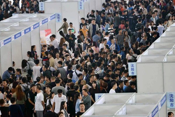 Graduados Chineses Multidão Cabines Para Procurar Empregos Durante Uma Feira — Fotografia de Stock