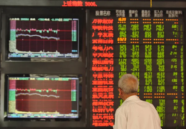 Een Betrokken Chinese Investeerder Kijkt Naar Aandelenindices Prijzen Van Aandelen — Stockfoto