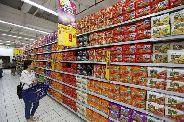 Les Clients Achètent Des Nouilles Instantanées Dans Supermarché Lianyungang Dans — Photo
