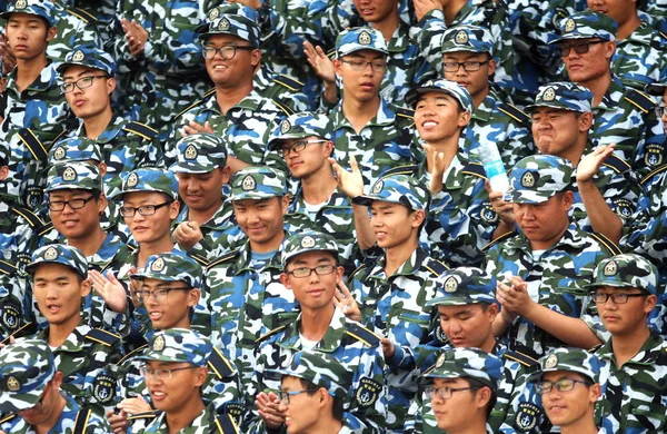 Kínai Gólya Diákok Részt Vehetnek Egy Katonai Képzés Gyűlés Egyetemen — Stock Fotó