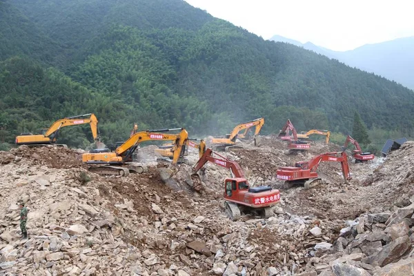 2016年10月3日 中国东部浙江省丽水市苏村村 引发的暴雨引发的山体滑坡 挖掘机在废墟中搜寻遇难者和幸存者 — 图库照片