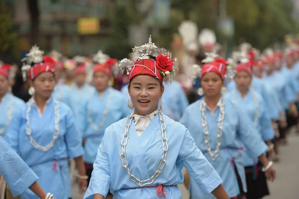 中国女性少数民族ミャオ族の服を着て道路に沿って伝統的な衣装パレードの 2016 貴州省剣河 Yang Asha 文化祭中に剣河県鸭ミャオ族とドン自治県 中国南西部の貴州省 — ストック写真