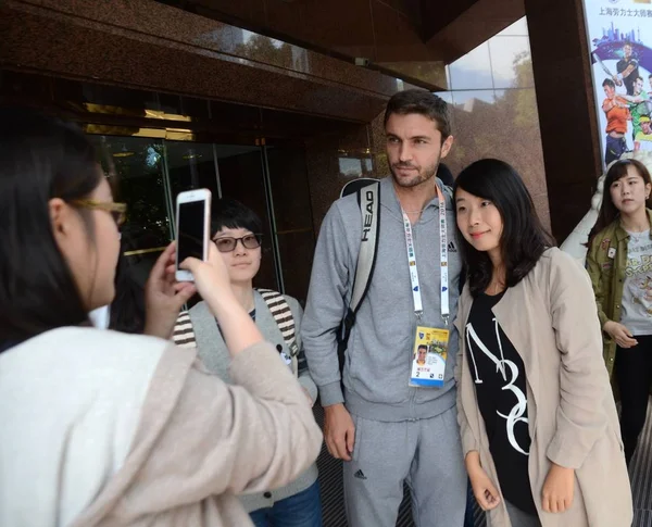 Tennista Francese Gilles Simon Sinistra Posa Foto Con Tifoso Fuori — Foto Stock