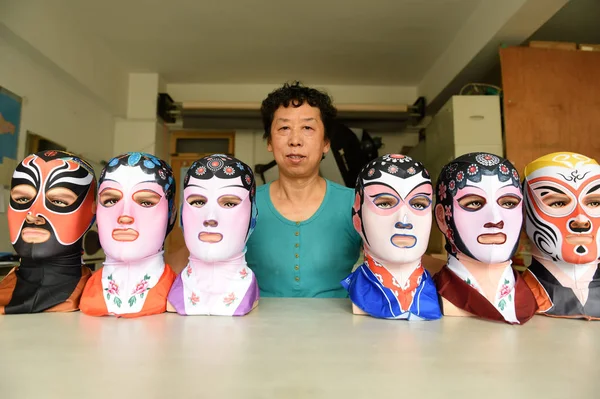 Kinesiska Facekini Designer Zhang Shifan Visar Facekini Masker Med Utformningen — Stockfoto