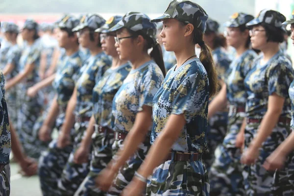 Kínai Gólya Diákok Részt Vehetnek Egy Katonai Képzés Gyűlés Egy — Stock Fotó