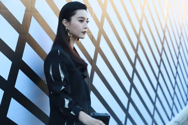 Китайская Актриса Фан Бинбинг Позирует Модном Показе Louis Vuitton Время — стоковое фото