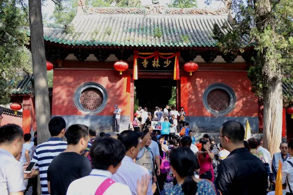 Turistler Shaolin Tapınağı Mount Songshan Veya Şarkı Dağ Songshan Dağı — Stok fotoğraf