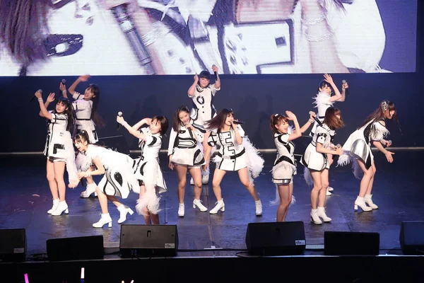 日本のアイドル ガール グループ モーニング娘のメンバーは 2016 日台湾 台北でのコンサート中に実行します — ストック写真