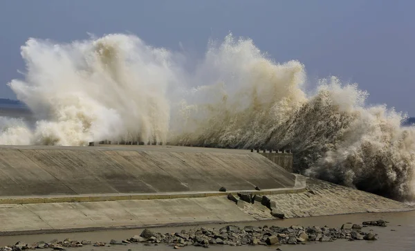 Приливная Волна Прошла Через Барьер Берегу Реки Цяньтан Городе Ханчжоу — стоковое фото
