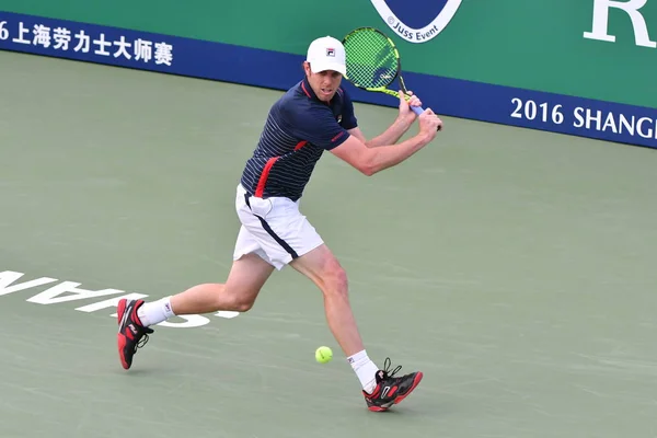 アメリカ合衆国の Sam Querrey オーストラリアのニック Kyrgios にショットを返します男子シングルスの初戦で 2016年上海マスターズ テニス大会で 上海で 2016 — ストック写真
