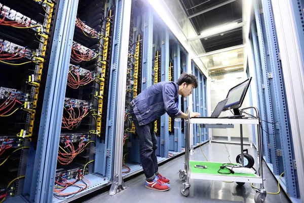 Engineer Tests Networks Zhangbei Data Center Alibaba Zhangbei County Zhangjiakou — Stock Photo, Image