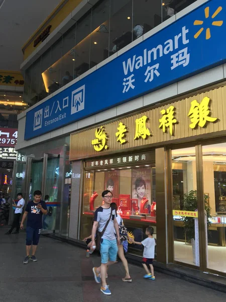 Pedestres Passam Por Supermercado Walmart Cidade Yichang Província Central Hubei — Fotografia de Stock