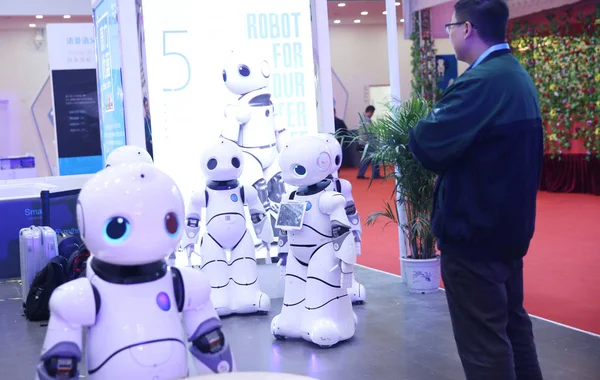 Visitante Mira Los Robots Exhibición Durante Conferencia Mundial Robots 2016 —  Fotos de Stock