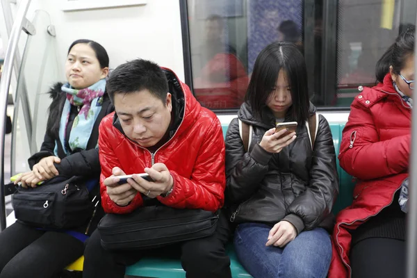 Los Pasajeros Chinos Utilizan Sus Teléfonos Inteligentes Tren Subterráneo Beijing — Foto de Stock