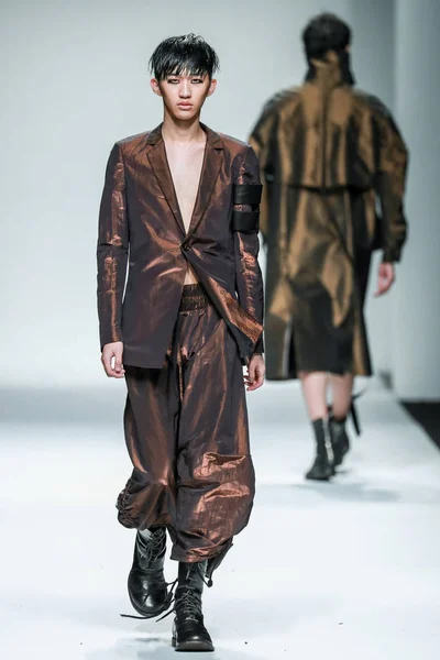 Modell Visar Skapelse Modevisning Ymin Den Shanghai Fashion Week Vår — Stockfoto