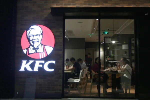 Estudantes Chineses Comem Comida Restaurante Fast Food Kfc Yum Brands — Fotografia de Stock
