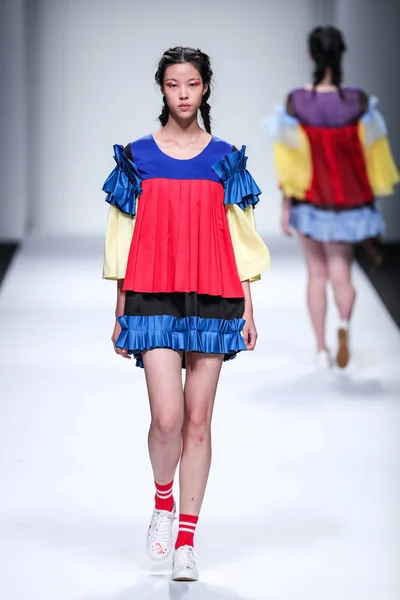 stock image A model displays a new creation at a fashion show of Leaf Xia during the Shanghai Fashion Week Spring/Summer 2017 in Shanghai, China, 14 October 2016.