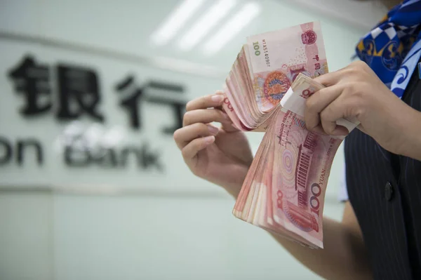 Funcionário Chinês Conta Notas Rmb Renminbi Yuan Uma Filial Banco — Fotografia de Stock