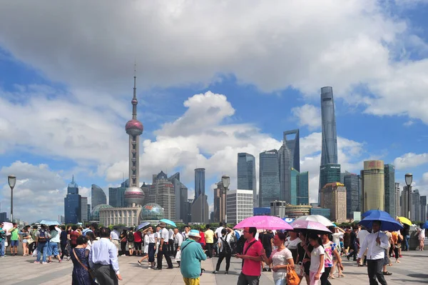 Turyści Odwiedzają Bund Przeciwko Panoramę Dzielnicy Finansowej Lujiazui Shanghai Tower — Zdjęcie stockowe