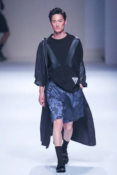 Modell Visar Skapelse Modevisning Yohanix Den Shanghai Fashion Week Vår — Stockfoto