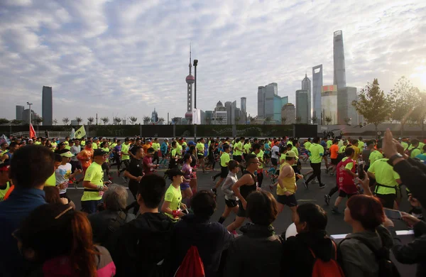 Participants Run Colonial Buildings Bund 2016 Shanghai International Marathon Shanghai — Stock Photo, Image