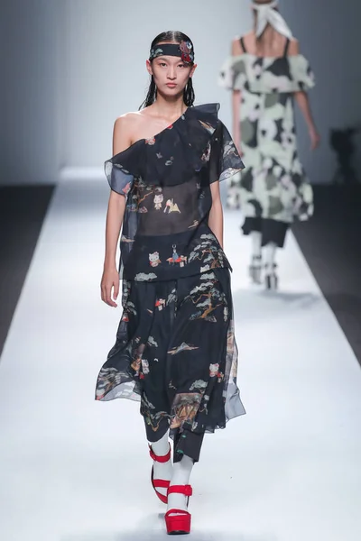 Modeller Visar Nya Skapelser Modevisning Jade Den Shanghai Fashion Week — Stockfoto